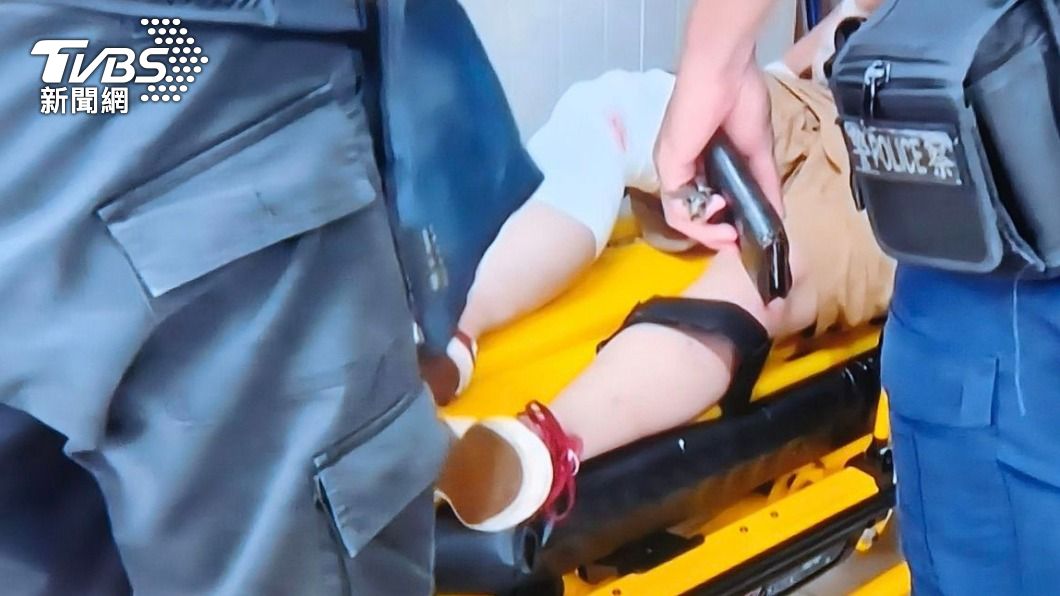 女子意識清楚,但膝蓋明顯斷裂一半,立即送往醫院進行急救。(圖/TVBS)