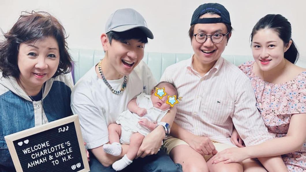 林俊傑（左二）分享和媽媽、哥哥及大嫂的合照，開心宣布林家小公主誕生。（圖／翻攝自林俊傑臉書）