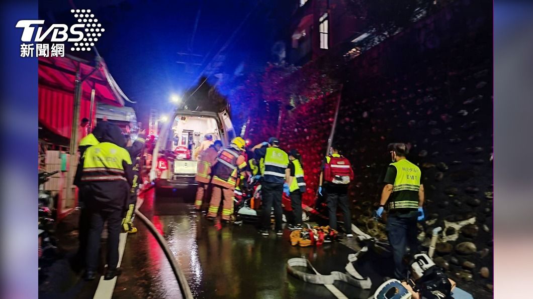 疑除濕機爆炸!汐止民宅深夜火警 警消指引躲陽台1家8口幸運獲救