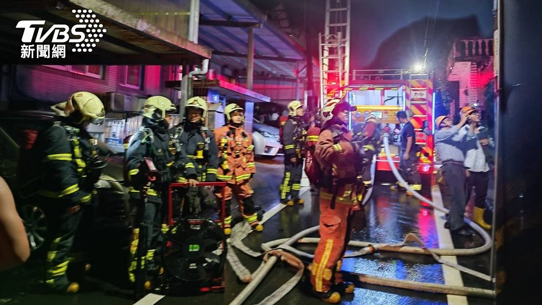 大批警消到場搶救。（圖／TVBS）