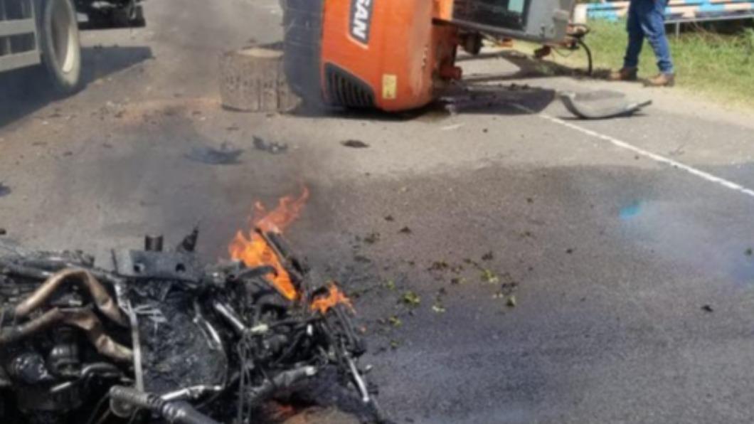 對撞卡車「秒淪火球慘死」!逆向超車遭擊落 外國騎士染血亡