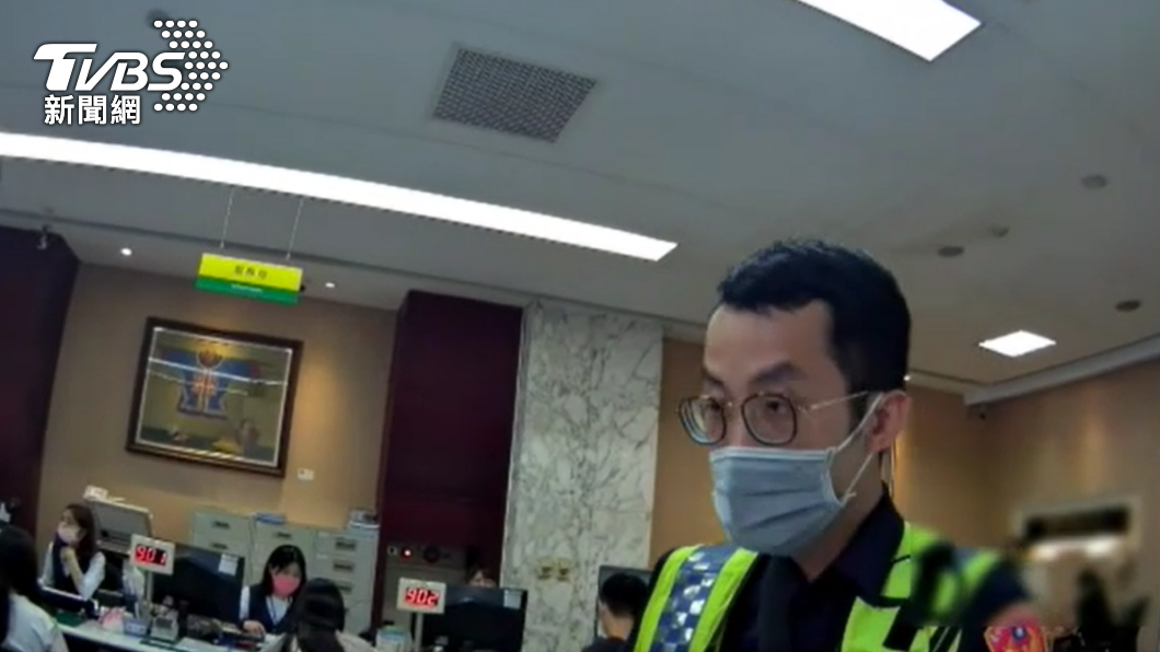 員警為求謹慎仔細查證。(圖/TVBS)