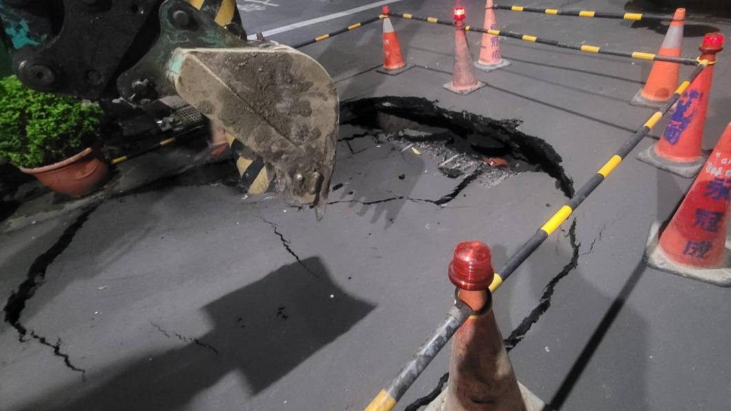 地層下陷、電杆歪斜!高雄仁武路面恐怖「天坑」原因找到了