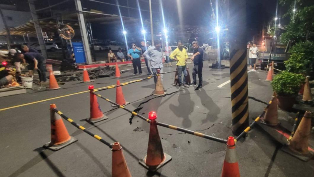 洞口旁的電線桿因為地層下陷出現歪斜滲水的景象。(圖/翻攝自市議員黃飛鳳臉書)