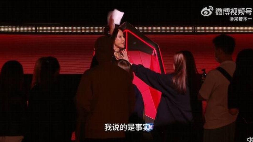 李玟在《中國好聲音》中曾批評節目不公。(圖/翻攝自@呆若木一微博)