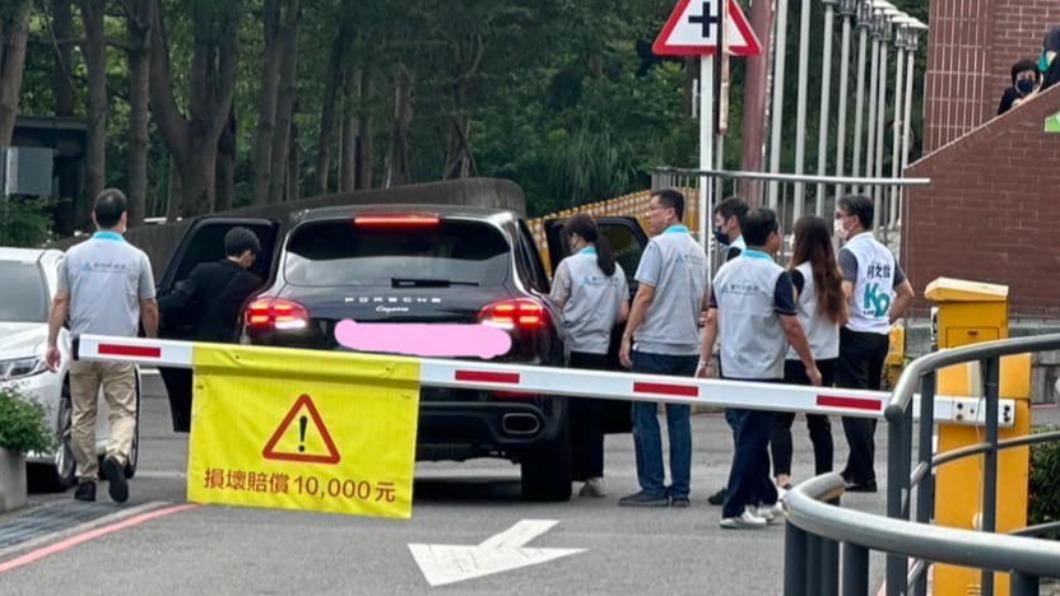 楊玲宜指高虹安有名車接送跑行程。(圖/翻攝自楊玲宜臉書)