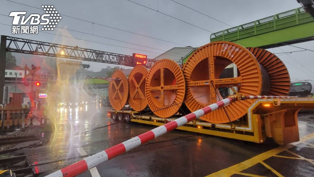 火車要進站了！拖板車卻頭過身沒過　載大電纜卡樹林平交道
