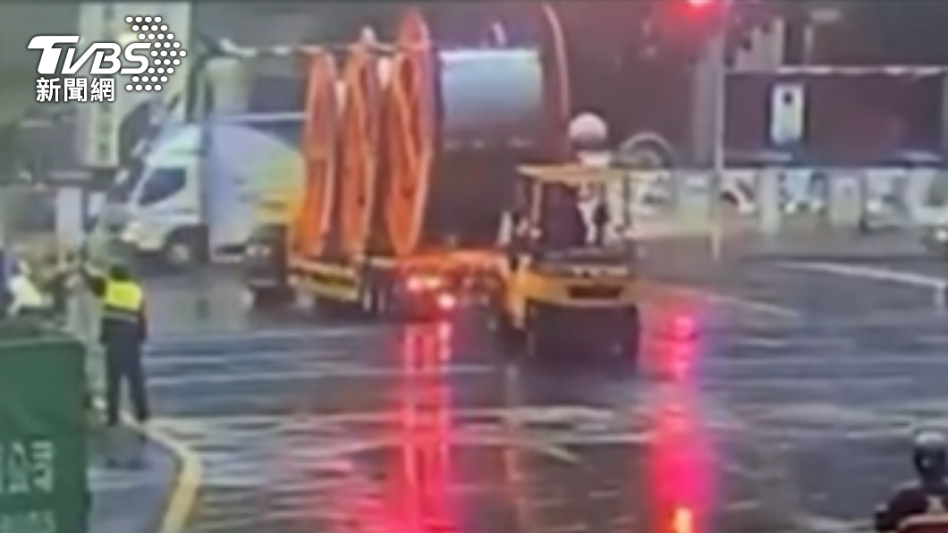 堆高機將拖板車後車輪抬起後，順利排除。（圖／TVBS）