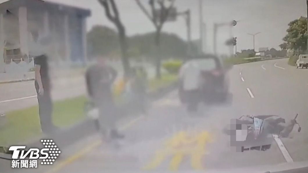 摩托車騎士當場倒地不起,OHCA送醫搶救中。(圖/TVBS)