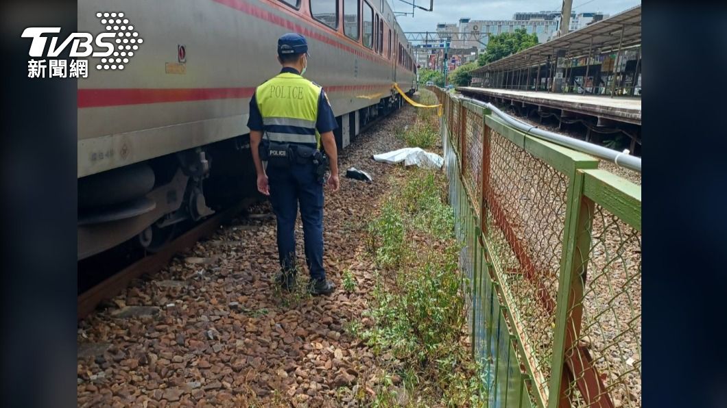 內壢車站有民眾落軌。（圖／警方提供）