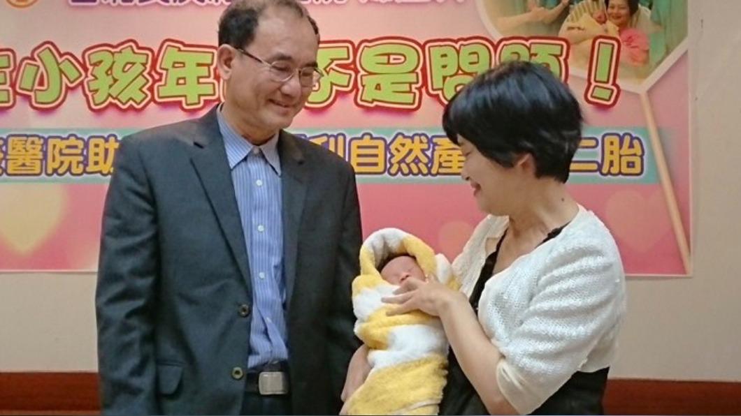62歲婦人利用人工生殖順利懷孕,產下一名男嬰。(圖/台北長庚紀念醫院提供 )