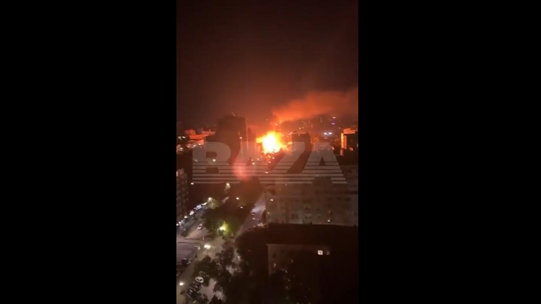 俄羅斯羅斯托夫市區夜晚不平靜,居民聽見且看見驚人爆炸。(圖/翻攝自推特@visegrad24)