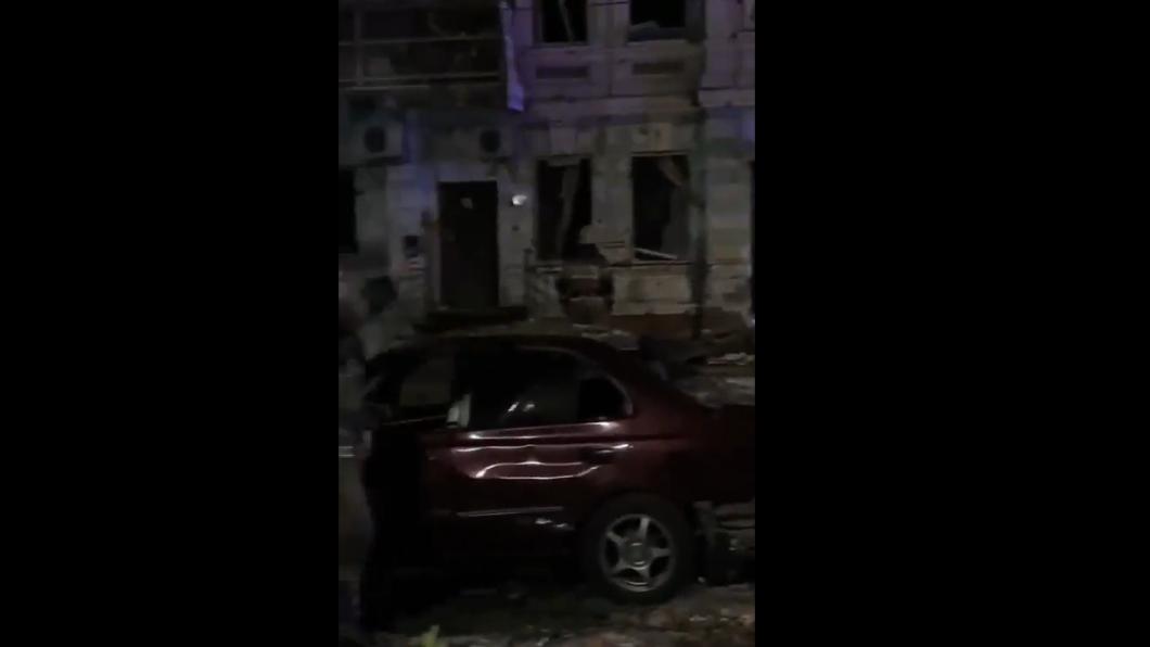 俄羅斯羅斯托夫市區夜晚不平靜,市區多棟建築與車輛,遭烏克蘭無人機偷襲破壞。(圖/翻攝自推特@visegrad24)