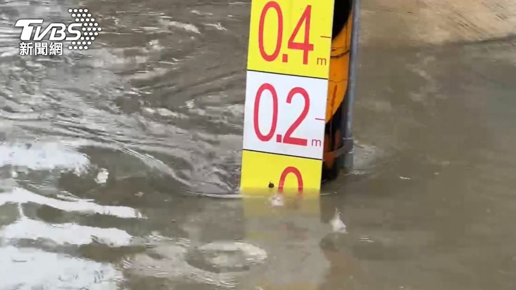 民安路二段與德唐路口,已經出現水淹20公分的情況。(圖/TVBS)