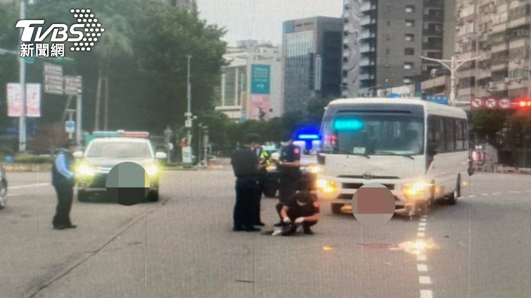 轄區警方趕抵現場。(圖/TVBS)