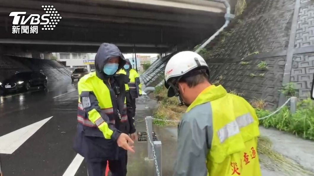永康中正路與高速二街口涵洞也出現嚴重積水的狀況,淹水狀況已排除。(圖/TVBS)