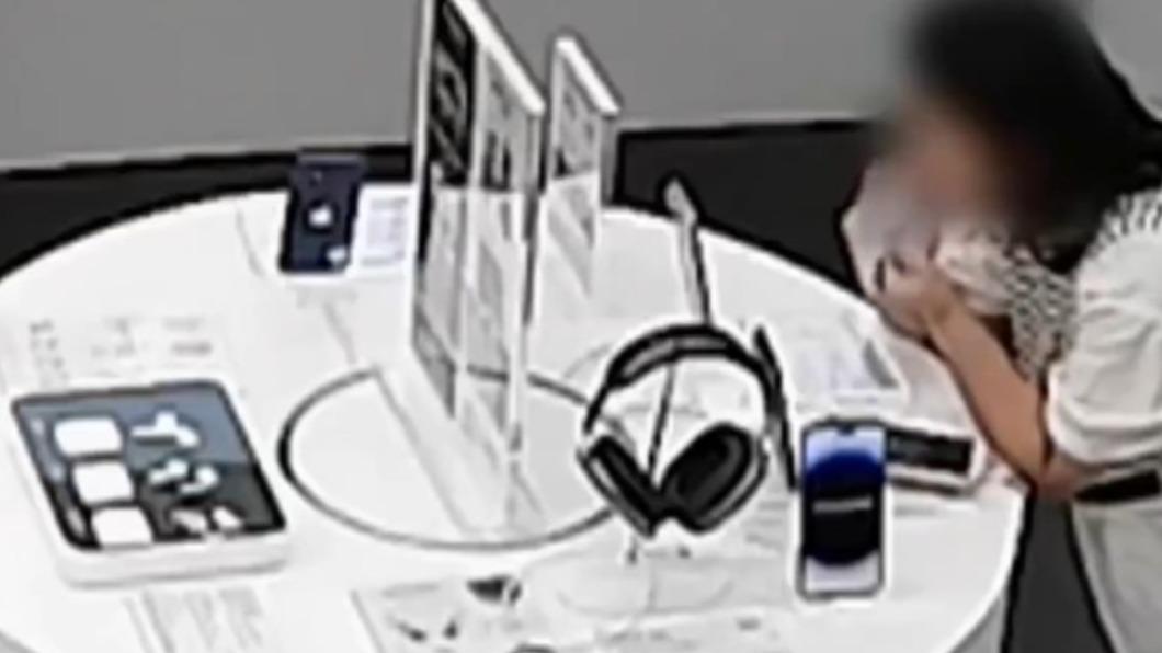 嫌iPhone 14 Plus太貴!短髮女咬斷防盜線 用嘴偷走秒被抓