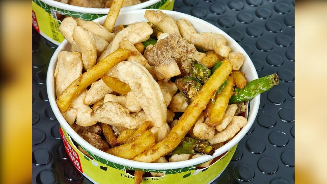 「亂炸」包含甜不辣、糯米椒、薯條、雞米花。(圖/小美很愛嚐提供)
