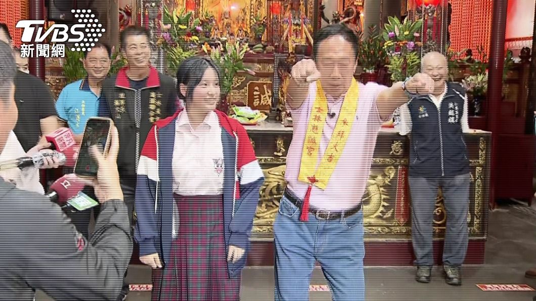 郭台銘大秀舞技。(圖/TVBS)