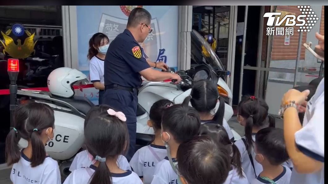 我是小小警察！幼稚園參觀警局　搶喊無線電