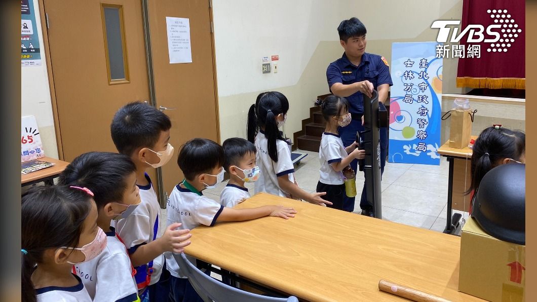 小朋友排隊穿背心、喊警用對講機。(圖/TVBS)