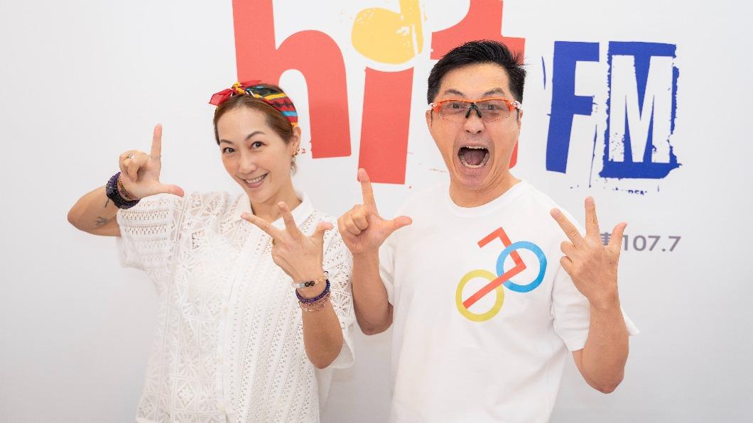哈林(右)和GiGi暢聊環島的趣味內幕。(圖/Hit Fm聯播網提供)