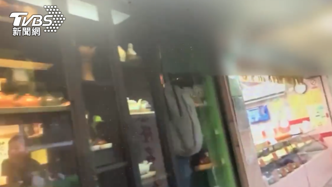 警方進入北市中山區茶行搜索。(圖/TVBS)