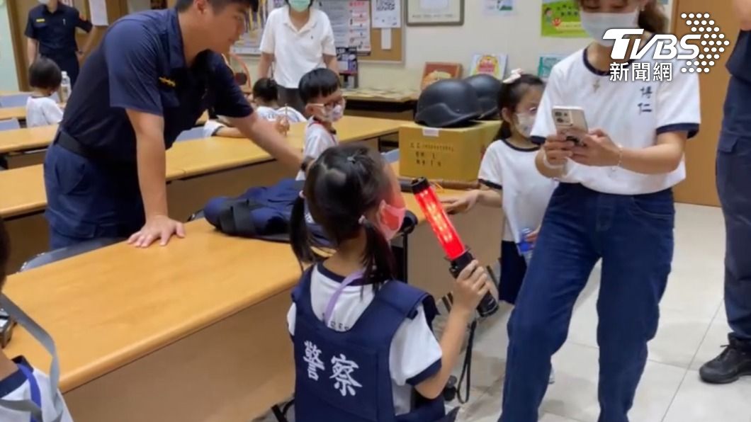 幼稚園小朋友參觀警局內部。(圖/TVBS)