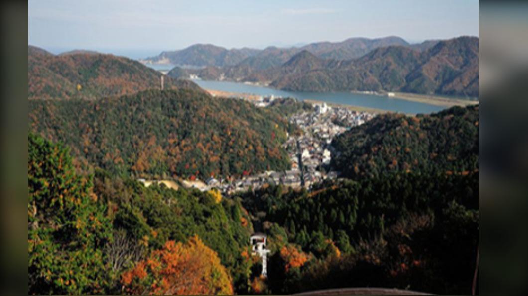 城崎溫泉大師山頂賞楓紅,眺望溫泉街景。( 圖 / 豐岡市台灣推廣事務所 提供 )