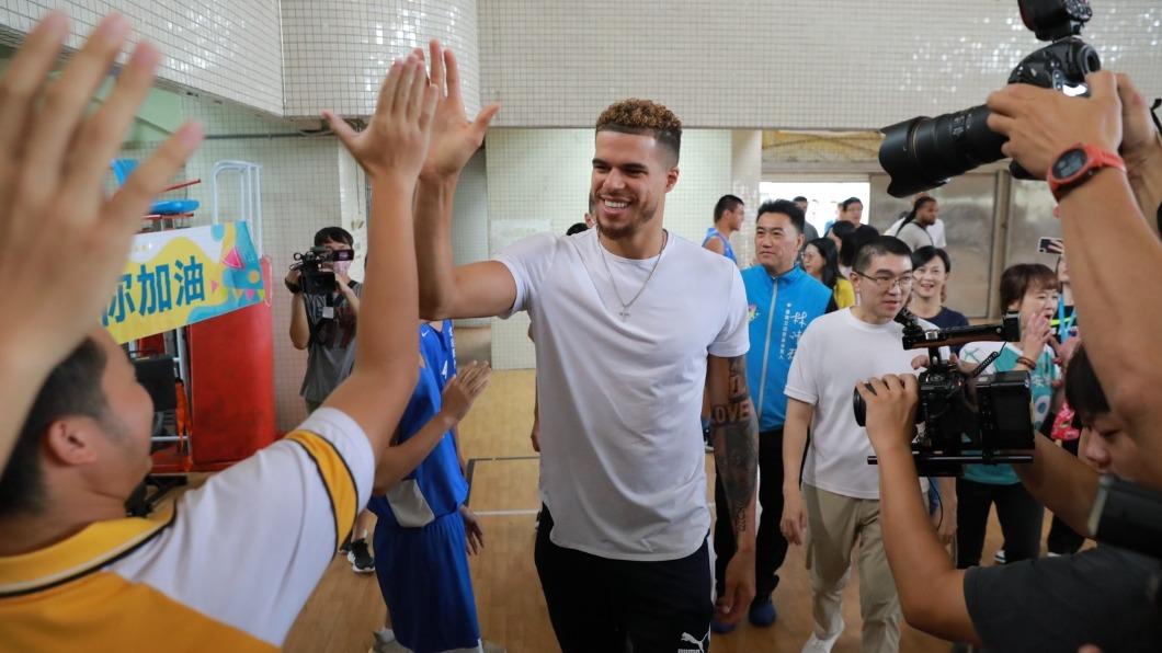 NBA冠軍班底造訪基隆 小波特逛和平島、品嚐台灣美食