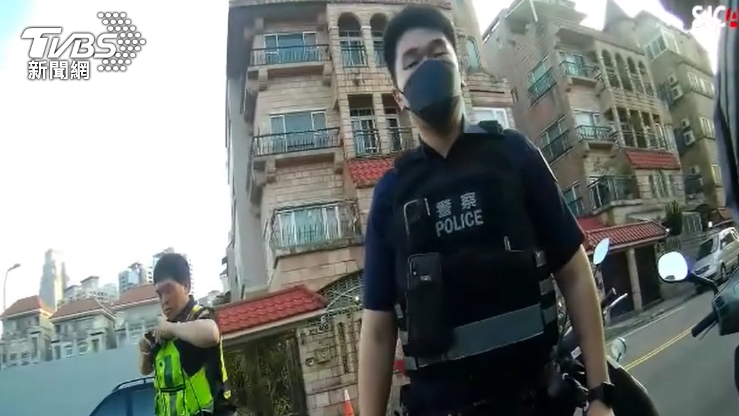 員警見黃男形跡可疑。(圖/TVBS)