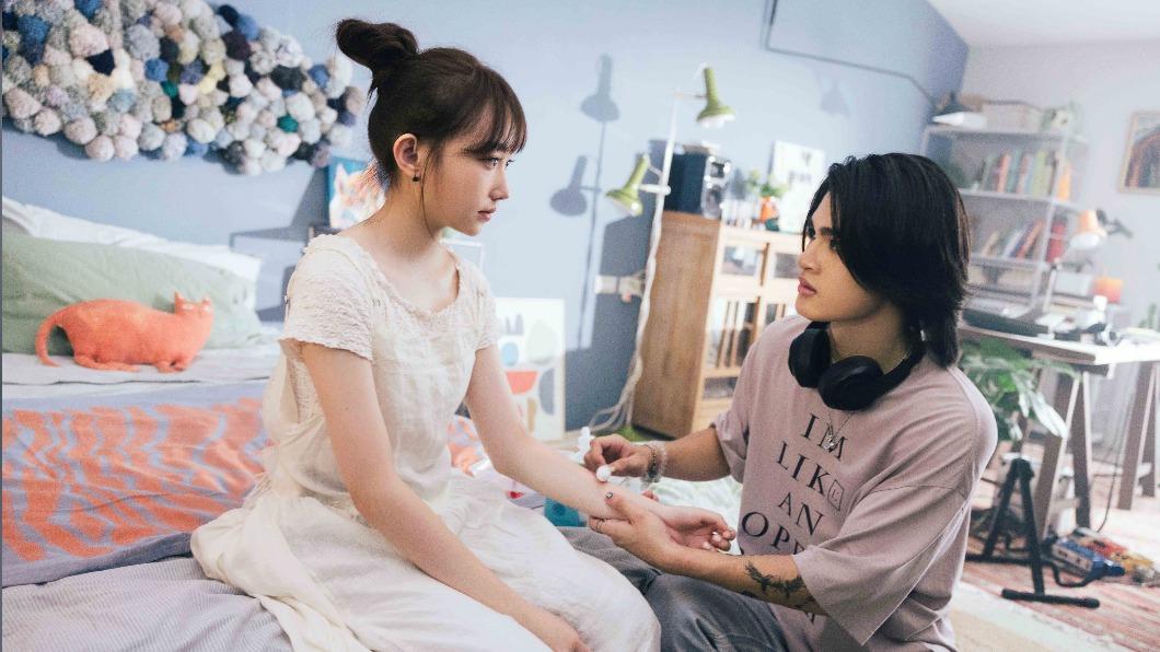 柯棨棋撿到「超萌貓咪少女」 她送蟑螂、玩衛生紙謎樣行為曝光