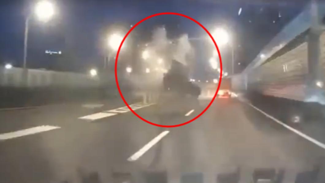聯結車駕駛疑似疲勞駕駛釀成自撞。