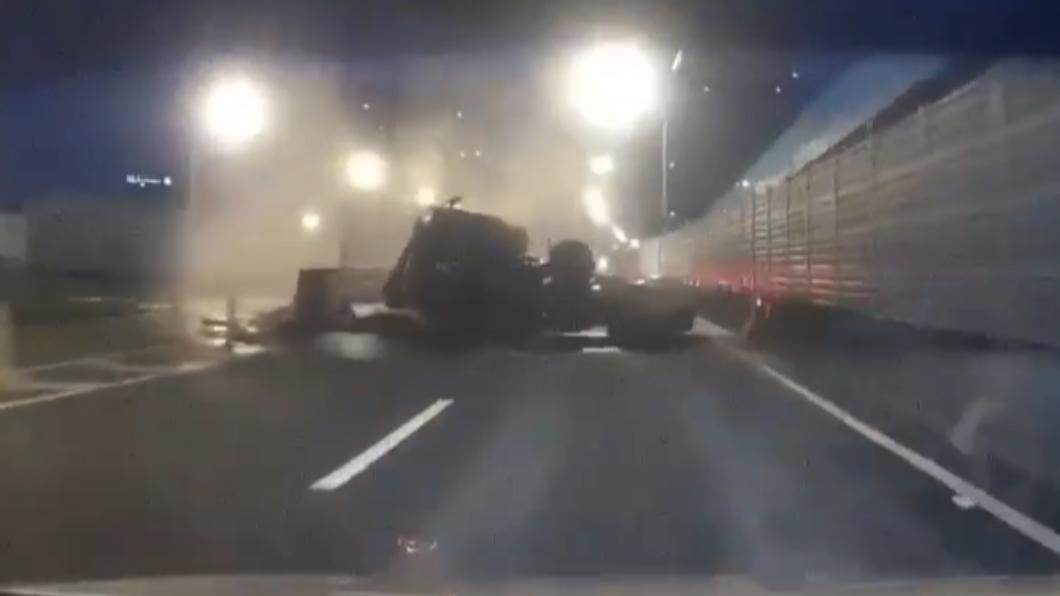 聯結車撞擊瞬間宛如爆炸。（圖／翻攝自爆料公社）