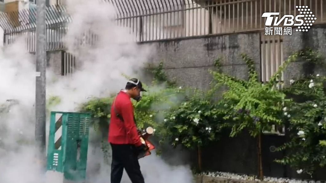 為防堵登革熱蔓延，高雄市衛生局人員積極稽查。（圖／TVBS）