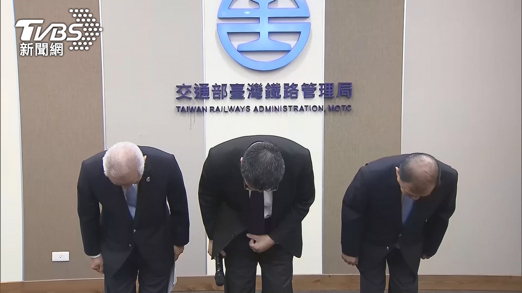 台鐵局長出面坦承「忽略車廂清理」,會對家屬啟動一對一關懷。(圖/TVBS資料畫面)