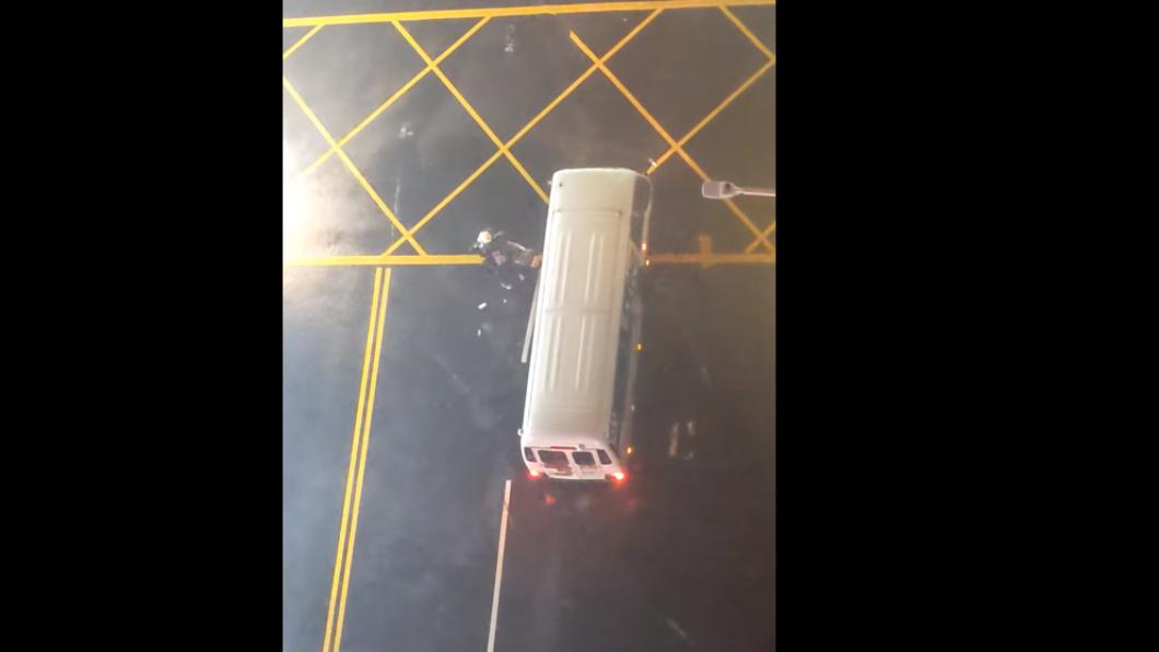 網友分享了公車司機為女騎士擋風的暖舉，引起熱議。（圖／翻攝自爆料公社公開版）