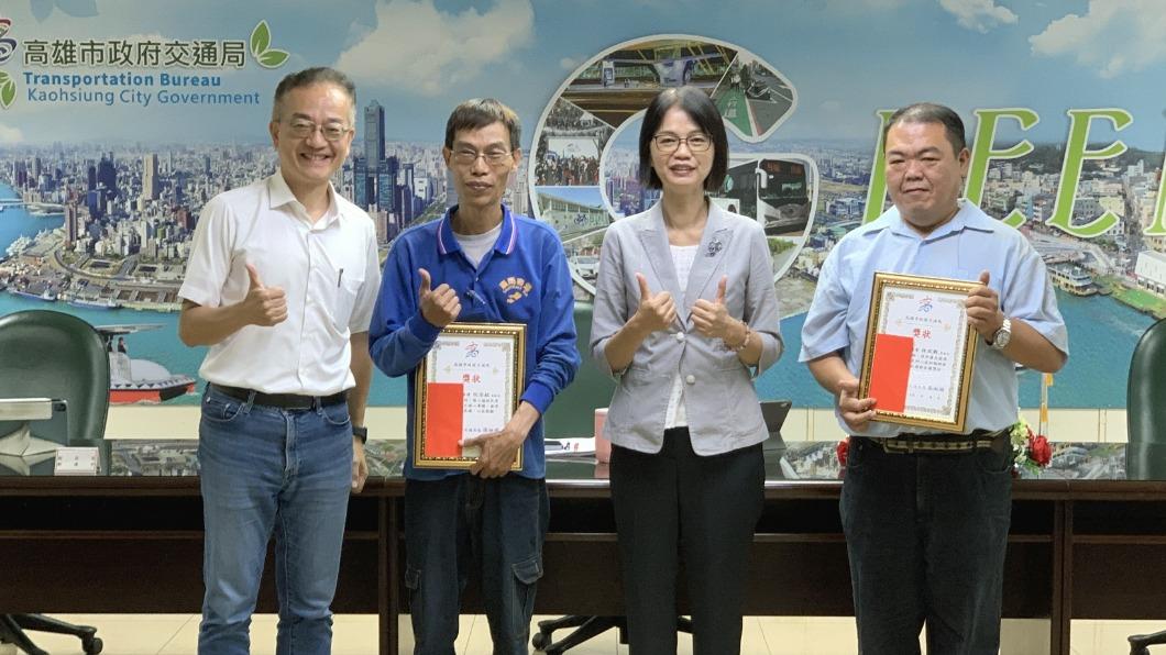 颱風夜「車身為騎士擋風」 暖男公車司機現身!交通局公開表揚