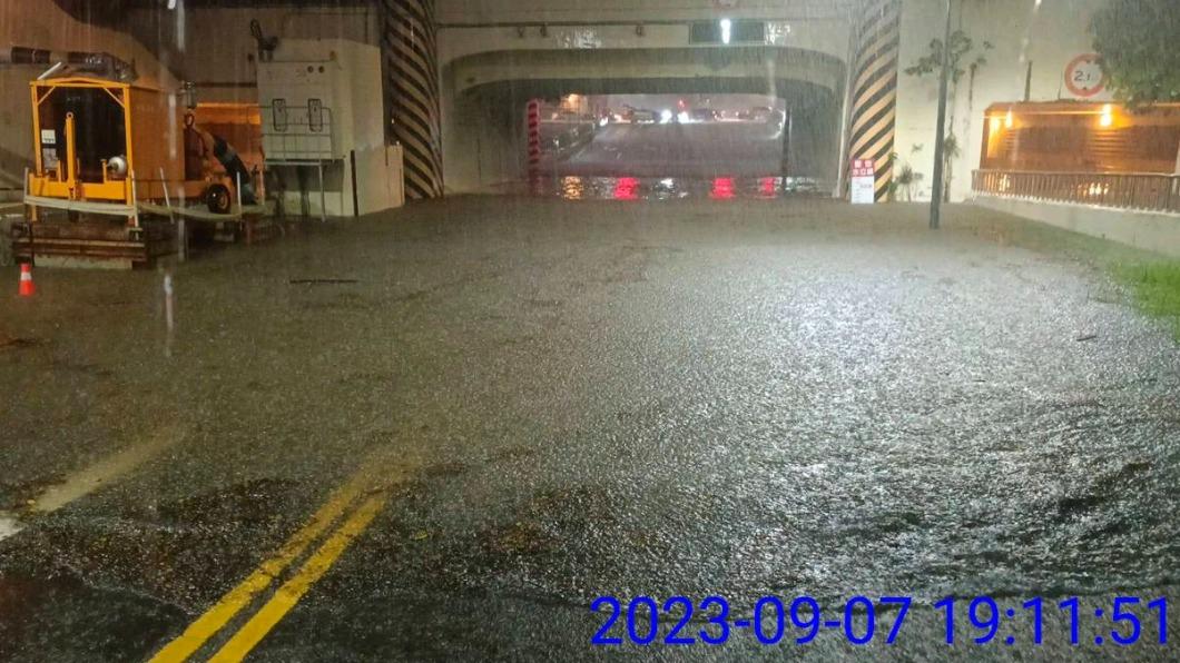 小東地下道積水,警方已經封閉。(圖/臺南市政府警察局第五分局提供)
