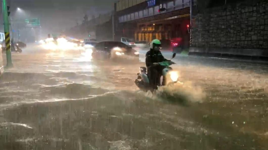 快訊/雨炸台南交通大混亂!大灣交流道下淹水30公分 警封閉小東地下道