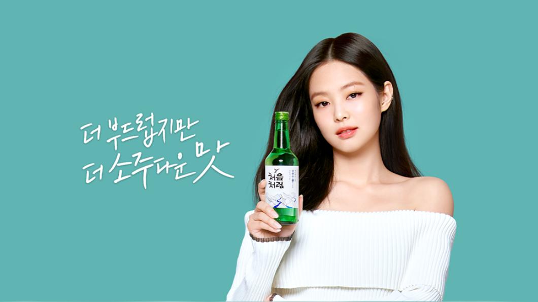 Jennie的燒酒代言人位置,僅維持2年。(圖/翻攝自初飲初樂臉書)