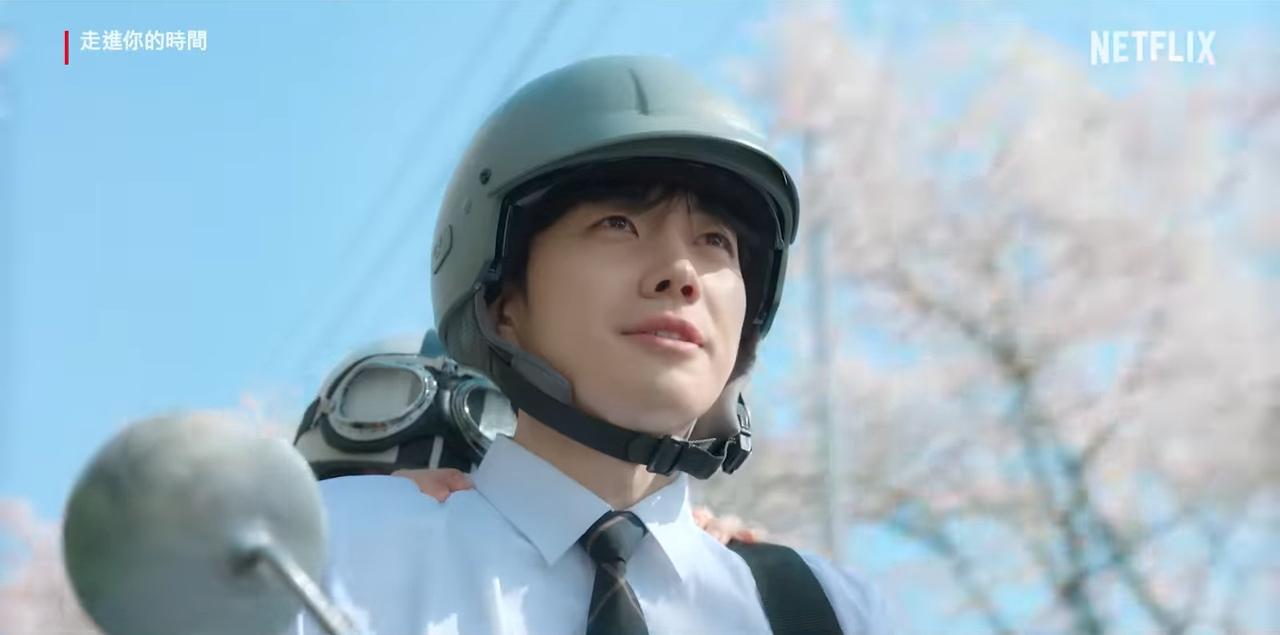 姜勳跟安孝燮都不會騎機車,為了本片努力練習。(圖/翻攝自Netflix YouTube)