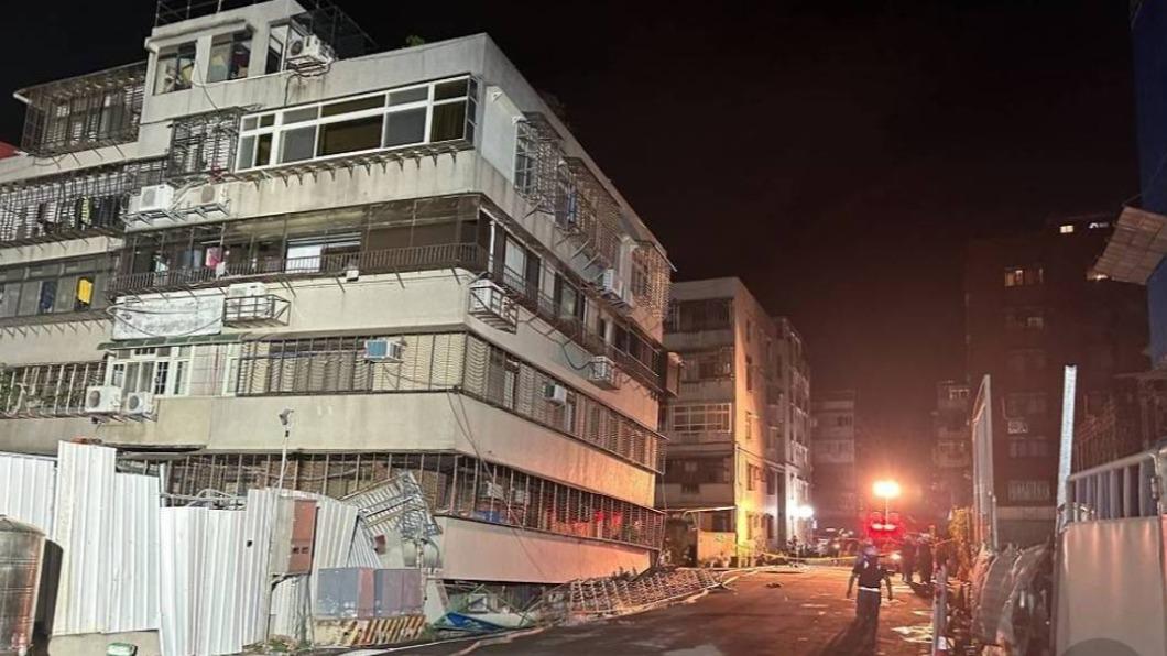 民宅一樓變成地下室,而「基泰建設」的黑歷史也被起底。(圖/翻攝自記者爆料網)