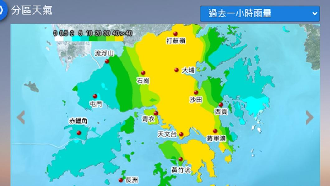 截至8日01:15的一小時雨量,香港中部仍被雨帶覆蓋,一小時兩量逾40毫米。(圖/香港天文台)