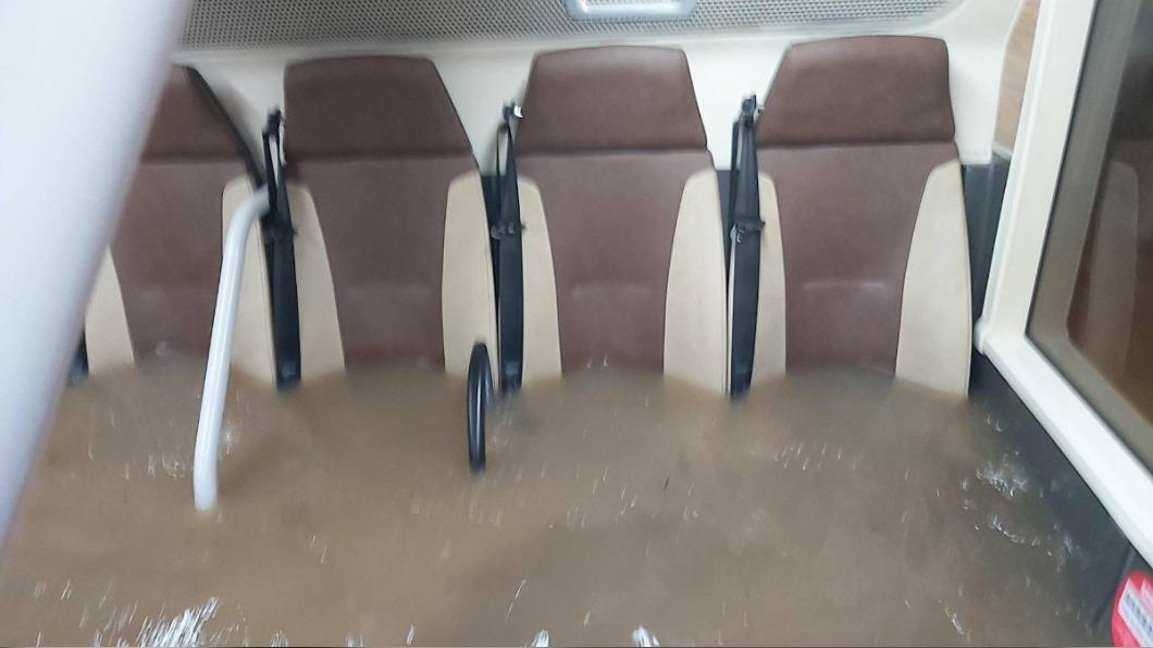 黑雨重創釀香港百年重災!公車司機勇闖「黃河倒灌」車內驚現湧浪