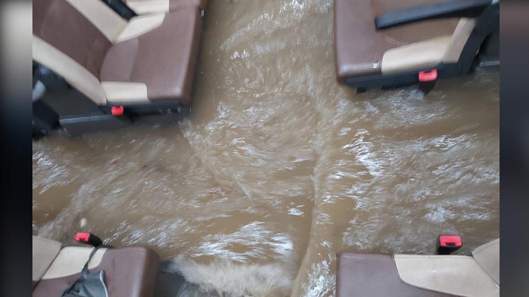 水淹至公車内。(圖/翻攝自臉書)