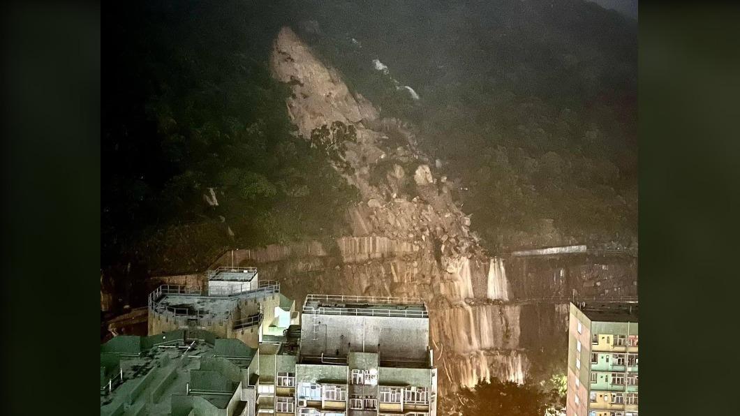 泥水由山上湧下使道路封閉。（圖／翻攝自臉書）
