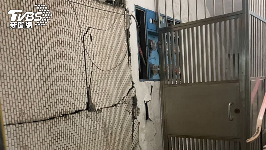 基泰建設公司建案「基泰大直」工地施工疑似損鄰,導致大直街94巷6棟民宅傾斜。(圖/TVBS)