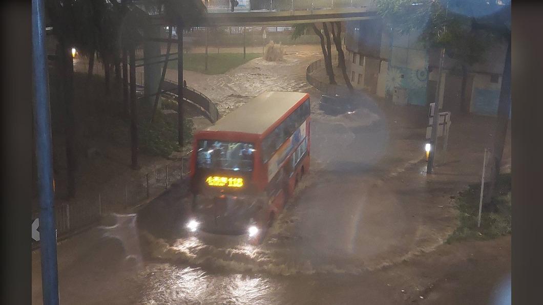 水已淹至半車高，車輛都要涉水前行。（圖／翻攝自臉書）