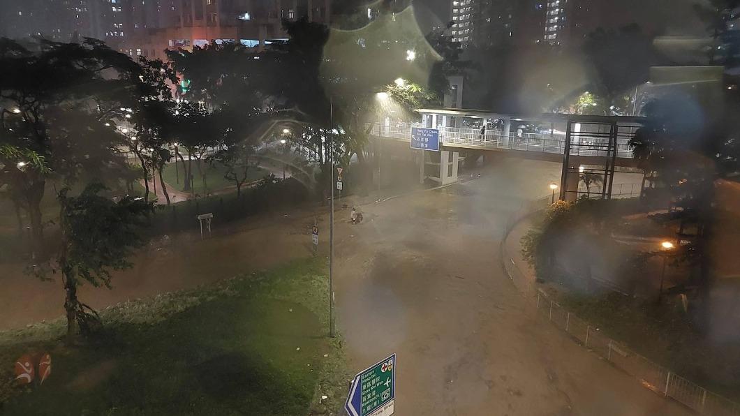大雨可能引發山洪暴發，呼籲市民遠離河道。（圖／翻攝自臉書）